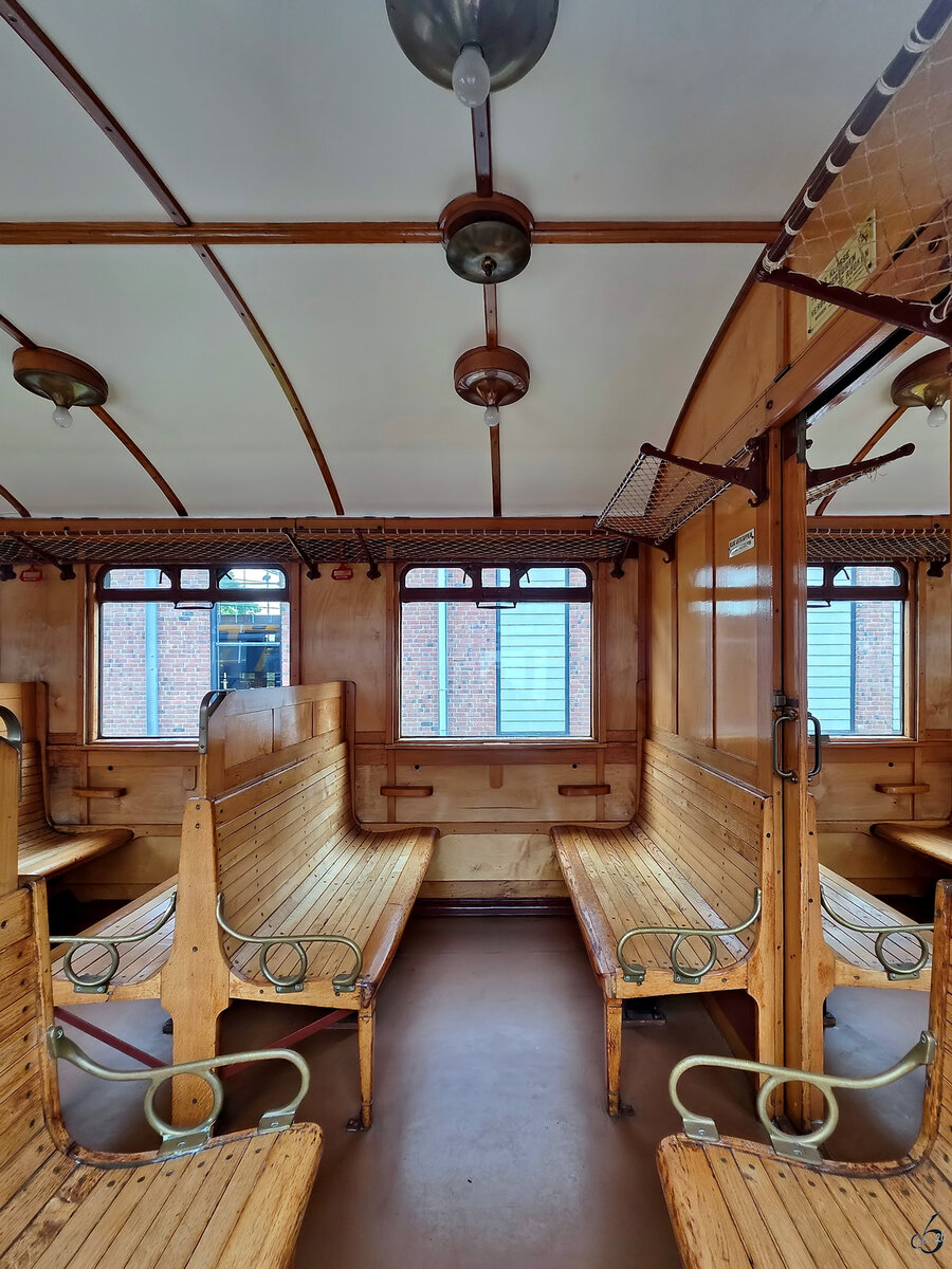 Die  Holzklasse  des 1928 gebauten Steuerwagens C 8104 der Mat '24-Baureihe, welche aufgrund des eckigen �u�eren im Volksmund schnell den Spitznamen  Kastendose (Blokkendooos)  erhielt. (Eisenbahnmuseum Utrecht, September 2026)
