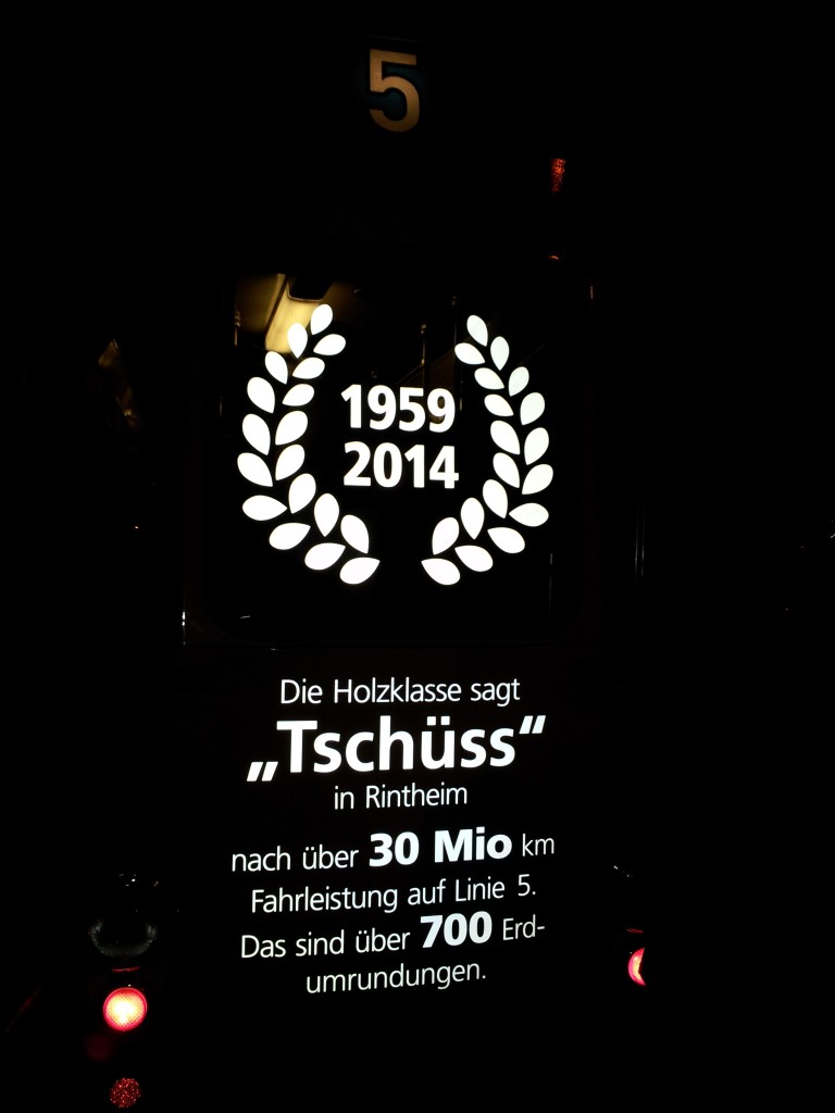 Die Holzklasse sagt nun endgültig  Tschüss  in Rintheim. Im Rahmen einer kleinen offizellen Feier wurden am Abend des 02.03.02014 die Wagen der Linie 5 im östlichen Karlsruher Stadttteil verabschiedet. Tw 208 war die Ehre zuteil, einen Abschiedsgruß auf dem Rücken zu tragen, welcher bei der Feier unter Blasmusik enthüllt wurde.