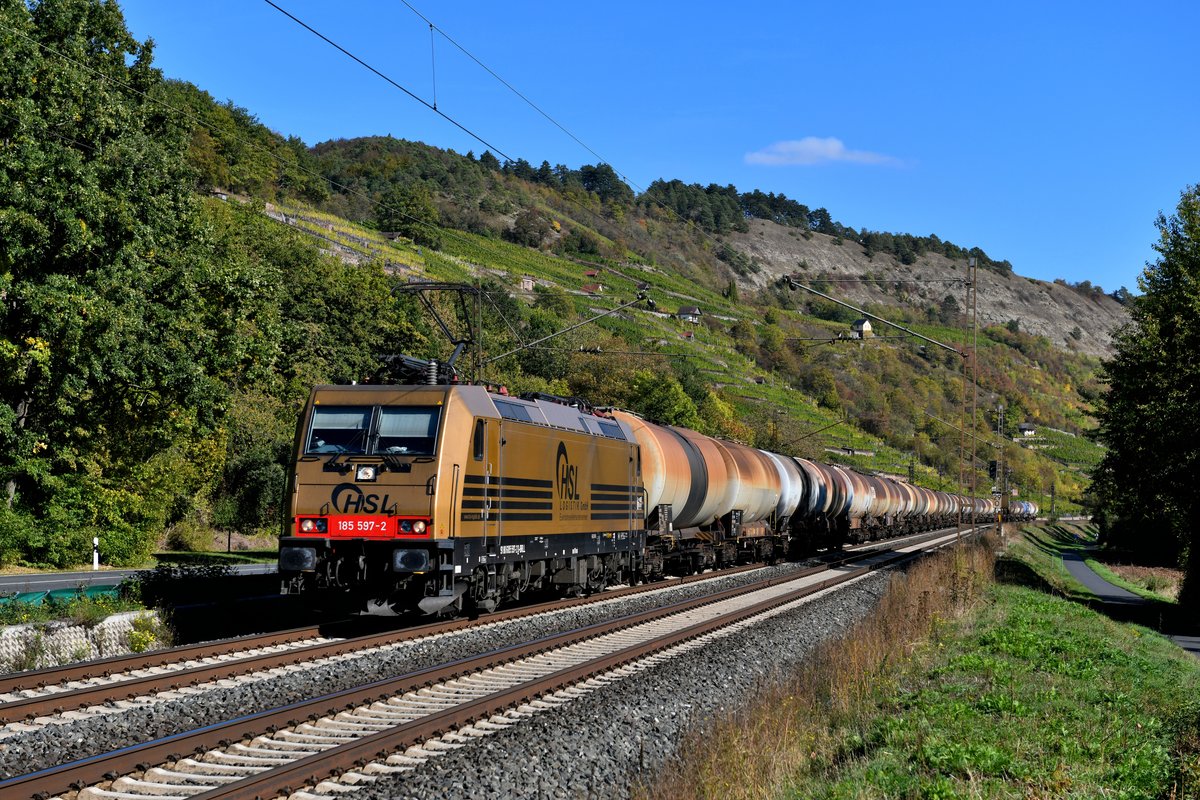 Die HSL 185 597 - ihr Spitzname unter Eisenbahnfreunden lautet  Goldi  - beförderte am 04. Oktober 2018 einen Kesselwagenzug durch das Maintal. Bei Gambach konnte ich die Leistung ablichten. 