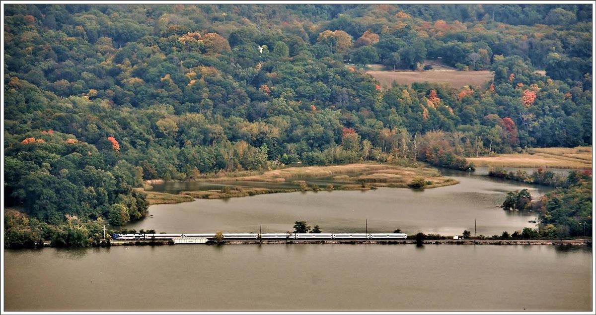 Die Hudson-Line der Metro North Strecke nach Poughkeepsie verläuft buchstäblich im Wasser und bietet herrliche Ausblick auf den Hudson River und seine Umgebung. (07.10.2017)