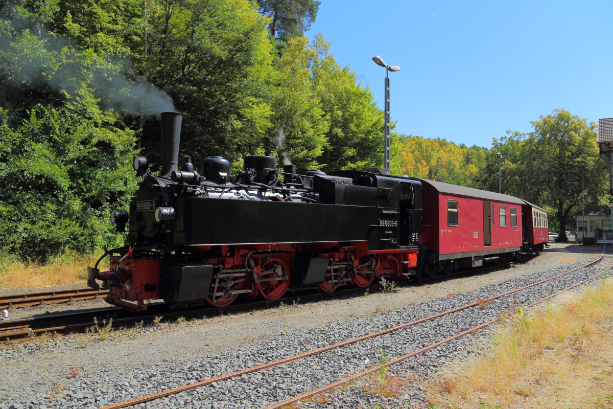 Die hundertjährige Jubilarin 99 5906 ist am 07.07.2018 im Bahnhof Mägdesprung wieder mit ihrem Sonderug vereint und somit bereit, die eigentlich Jubiläumsstrecke Mägdesprung - Harzgerode (130 Jahre) in Angriff zu nehmen.