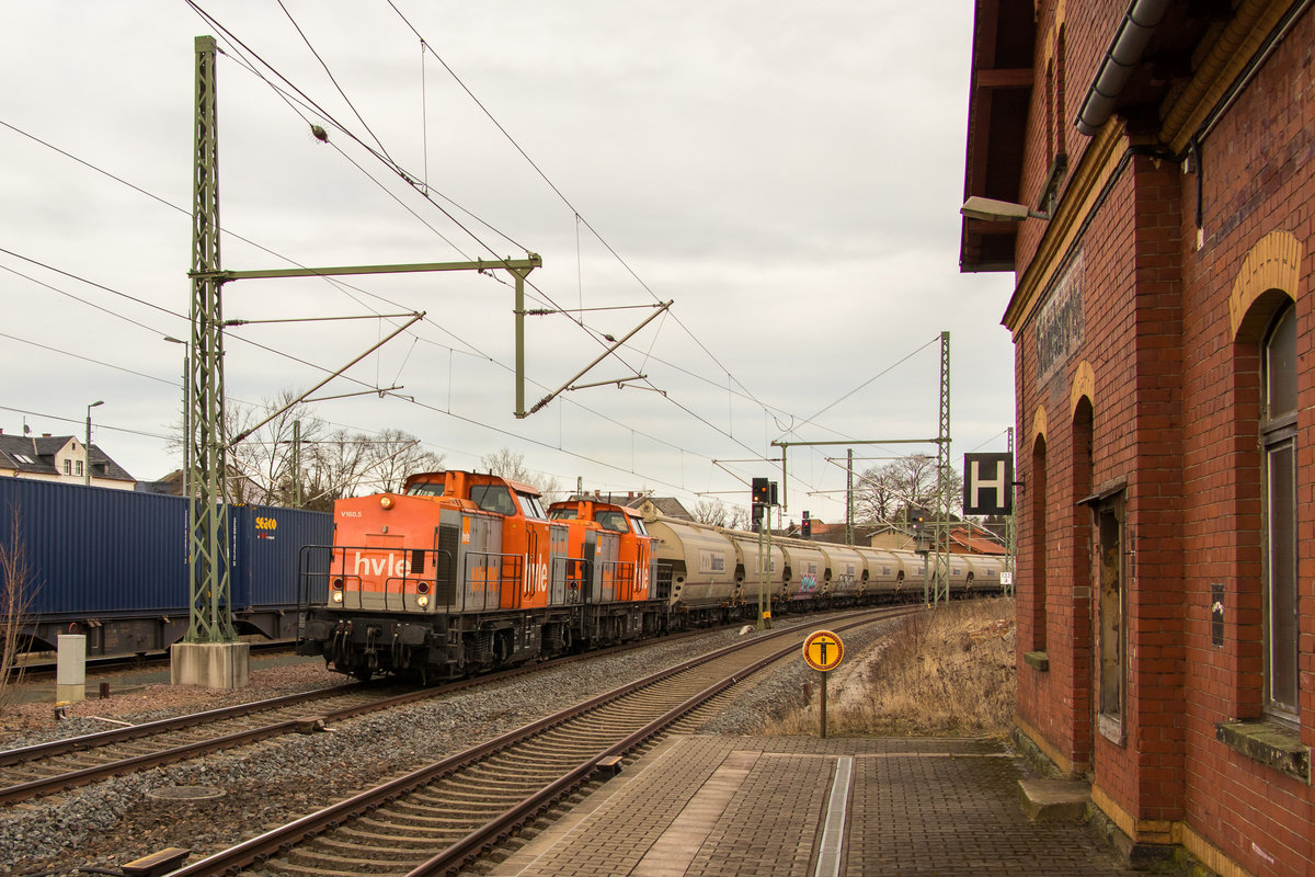 Die hvle V160.5 (203 143-3) und eine unbekannt gebliebene hvle V160.X durchfahren den Bahnhof Schönberg /V. am 11. März 2018. 