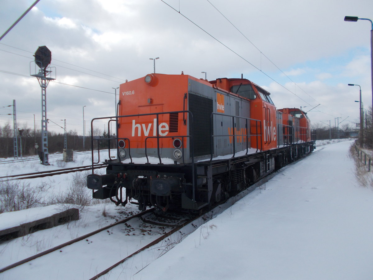 Die hvle V160.6 und V160.05,in der eisigen Winterkälte,am 02.März 2018,am Bahnsteig in Mukran Mitte.