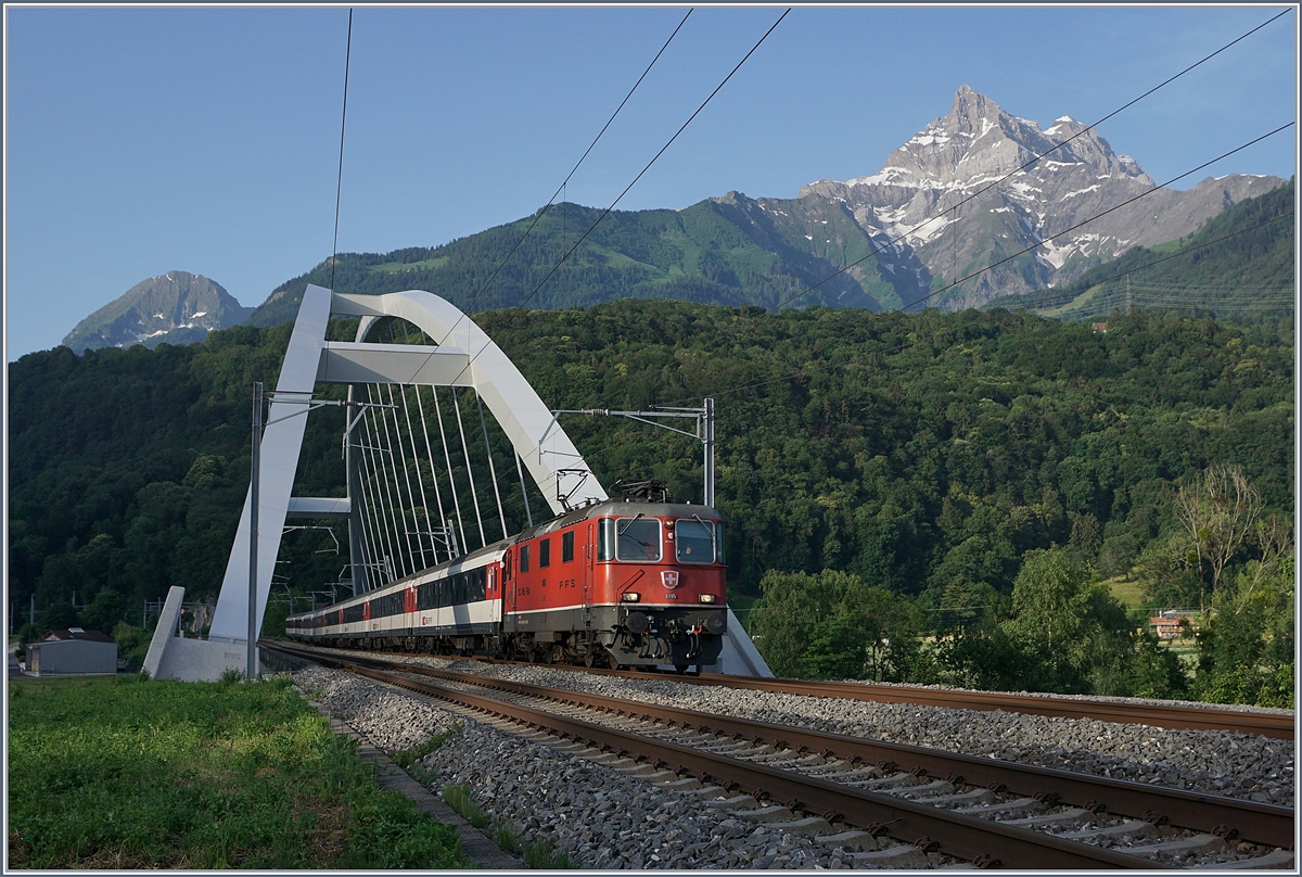 Die HVZ IR 90 verkehren grundsätzlich im Gegenlicht, mit einer erfreulichen, wenn auch kurzen Ausnahme: Um die Sommer-Sonnen-Wende und nur für eine gute Stunde vermag das Licht die Front (und Seite) der in den HVZ IR 90 eingesetzten Re 4/4 II knapp anzuleuchten: 
Den Anfang macht die Re 4/4 II 11195 mit ihrem IR 1908 von St-Maurice nach Genève Aéroport beim Überqueren der Rhone-Brücke zwischen St-Maurice und Bex. 

25. Juni 2019 