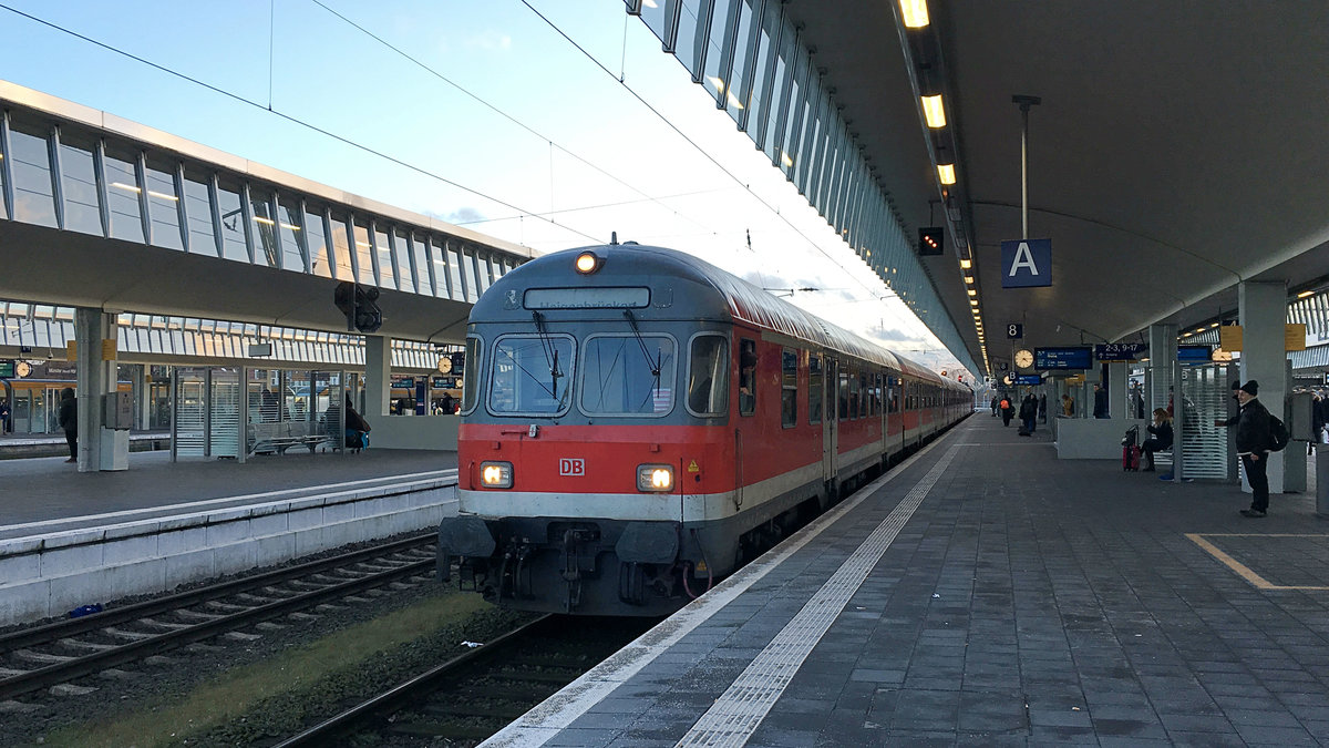 Die HVZ-Verstärker, für die auf der RB65 Münster <> Rheine zuständig ist, waren schon immer ein Überraschungsei, erst recht seit dem letzten Fahrplanwechsel. So habe ich Tags zuvor die Nachricht bekommen, dort würden nun n-Wagen fahren und habe so im Abendlicht des 13.01.2017 diesen schönen Karlsruher (50 80 82-34 154-8 Bnrdzf463.1) fotografieren können