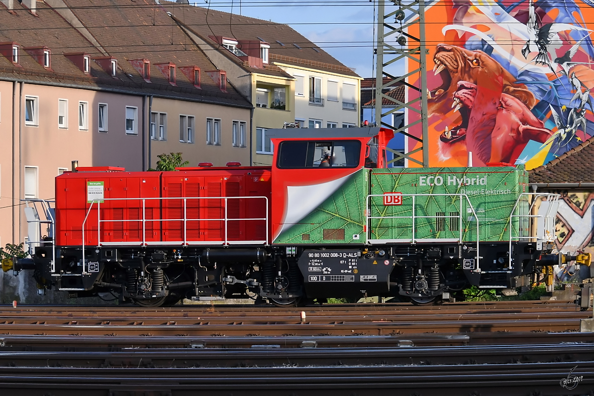Die Hybridlokomotive 1002 008-3 rangiert Anfang Juni 2019 am Nürnberger Hauptbahnhof.