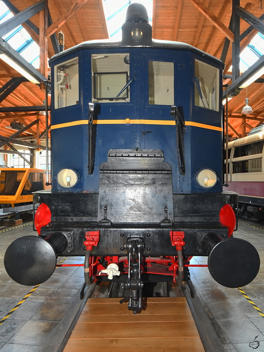 Die hydraulische Diesellokomotive V 140 001 wurde 1935 gebaut und ist hier in der Lokwelt Freilassing zu sehen. (August 2020)