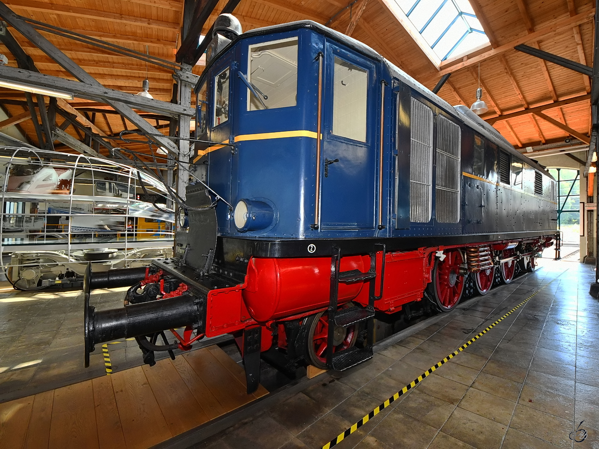 Die hydraulische Diesellokomotive V 140 001 wurde 1935 gebaut und ist hier in der Lokwelt Freilassing zu sehen. (August 2020)