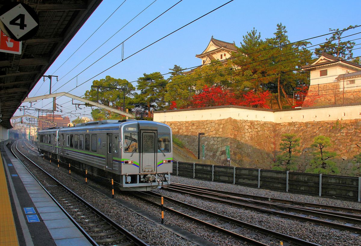 Die Ibara-Bahn kommt zu den Stosszeiten von ihrem Tal her über die JR-Strecke bis in die Stadt Fukuyama. Einfahrt der beiden Triebwagen 355-06 und 355-01 vor der Burg von Fukuyama, 9.November 2017. 