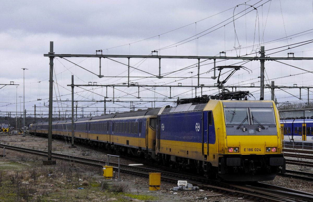 Die IC der Linie Amsterdam - Eindhoven verkehren im 30-Minuten-Takt als 10.Wagen-Züge mit 186er-Sandwich. Bild vom 24.1.18: Zug auf dem Weg in die Abstellanlage des Bf Eindhoven; am Zugschluss E 186 024, am anderen Ende 028. 