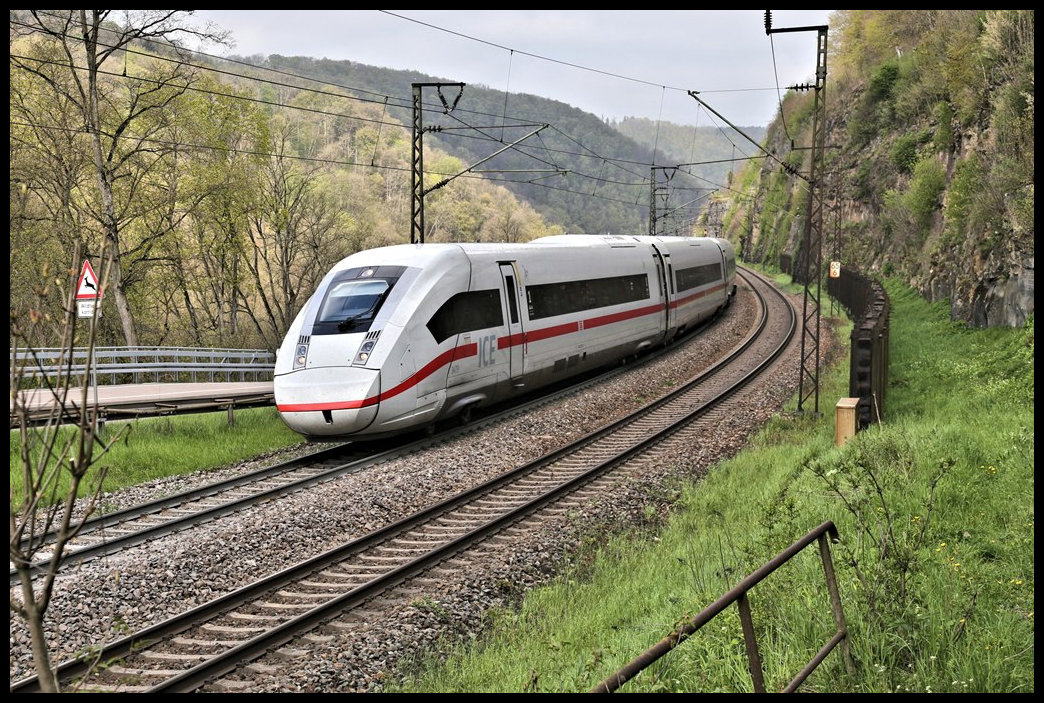 Die ICE 4 machen sich zunehmend im ICE Verkehr breit und verdrängen auf zahlreichen Strecken die inzwischen ins Alter gekommene ICE 1. Am 3.5.2023 um 11.05 Uhr ist hier der ICE 4 Nr. 9479 auf Bergfahrt auf der Geislinger Steige in Richtung Ulm.