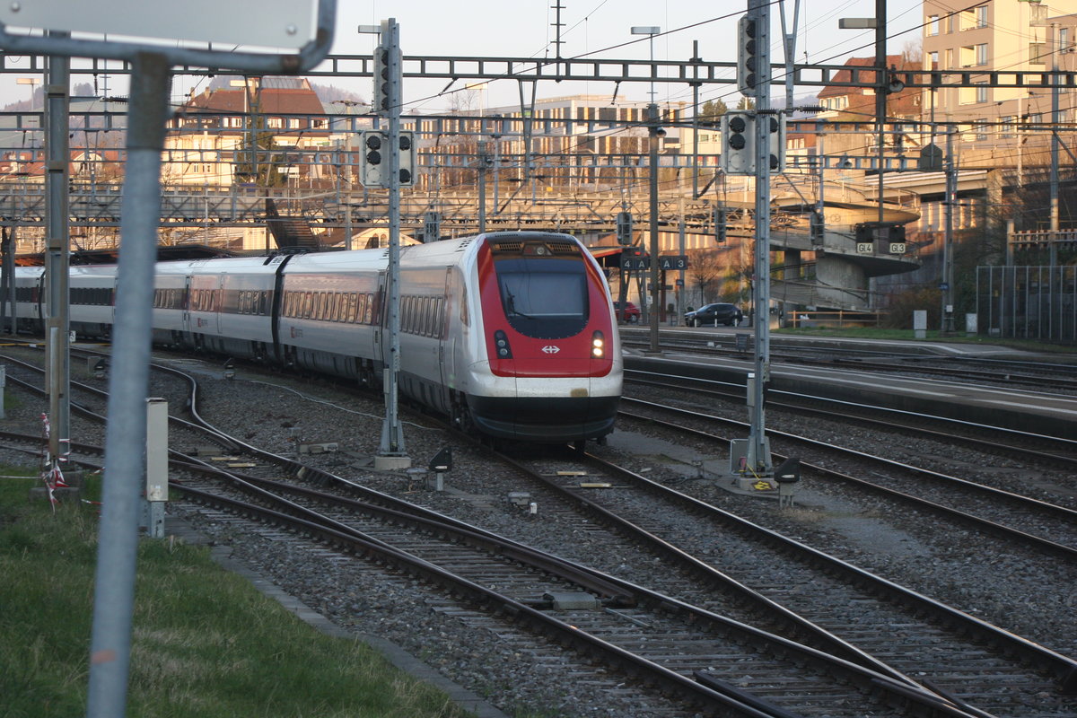 Die ICN Garnituren verweilen in St. Fiden in Bereitschaft. Am Samstag vor Palmsonntag durfte der RABDe 500 021  Jeremias Gotthelf  hier ausruhen.

St. Gallen St. Fiden, 04.04.2020