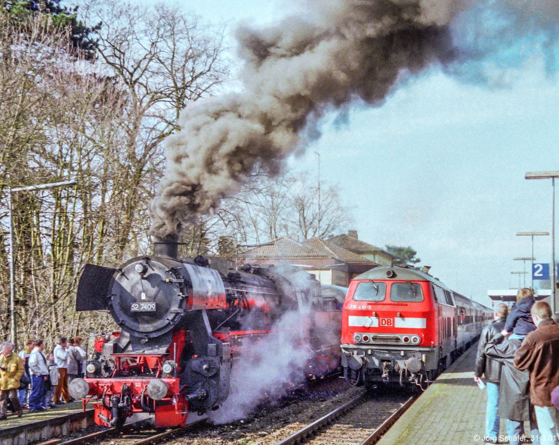 Die IGE veranstaltete am 31.3.01 in Hersbruck rechts der Pegnitz ein Bahnhofsfest, bei dem sich mehrere Dampfloks trafen. 52 7409 rauchte vor einem Sonderzug auf Gleis 1 und 218 410 fuhr mit einer RB nach Neuhaus auf Gleis 2 ab. [Scan vom Negativ]