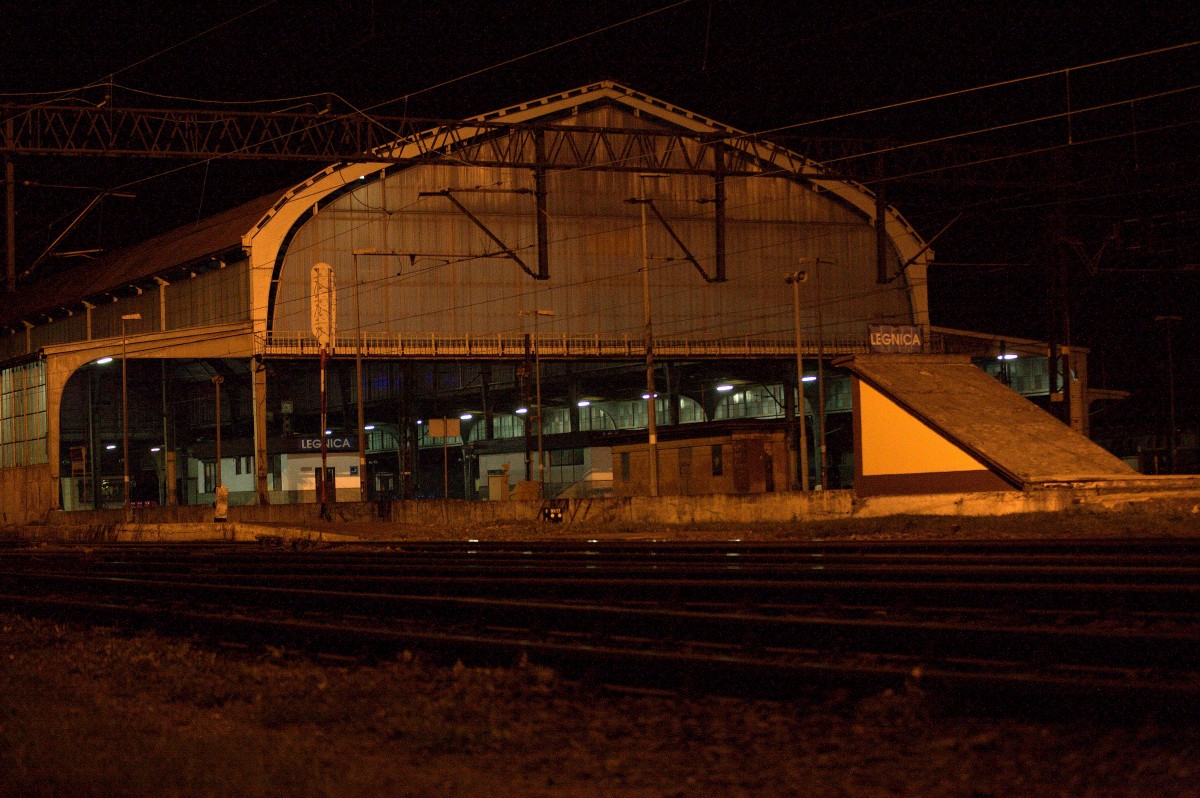 Die imposante Bahnhofshalle von Legnica am Abend.19.09.2014 21:36 Uhr.