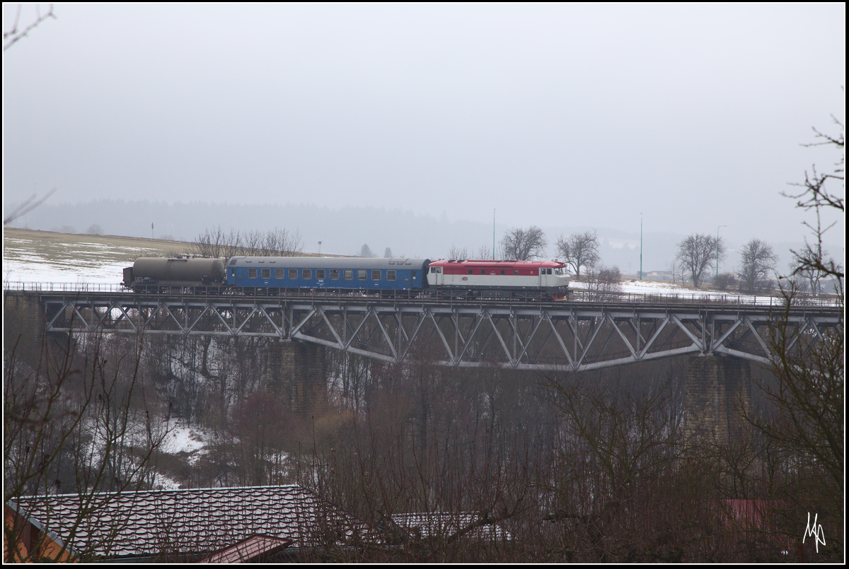 Die imposante Eisenbahnbrücke in Myjava von der anderen Seite fotografiert. Das Bild zeigt den mit der T478 2011 bespannten Brandschutzzug, der dem eigentlichen Fotozug mit der 556 036 hinterher führ. (18.02.2017)