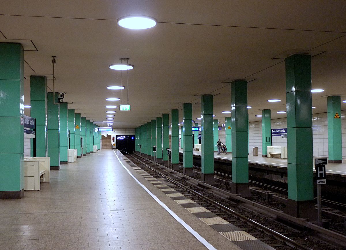 Die imposante, viergleisige Berliner S-Bahnstation  Anhalter Bahnhof  ist an diesem Sonntagabend, kurz nach neun, fast menschenleer. 25.5.2014
