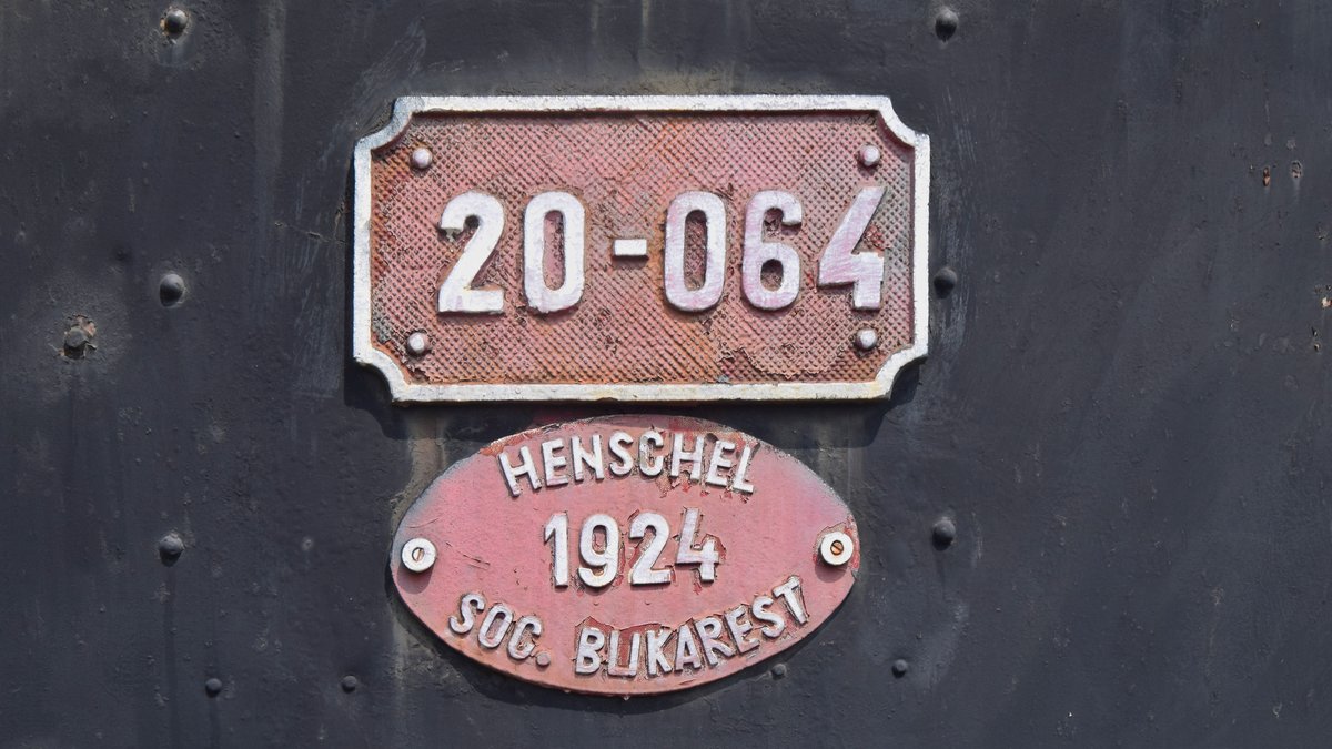 Die Industrielok Nr. 20-064, wurde 1924 von Henschel produziert. Das Typensschild und das Herstellerschild sollen dies begutachten. Die Lok liegt ausgestelt im Bahnmuseum des BW Sibiu. Aufnahme vom 29.07.2018.