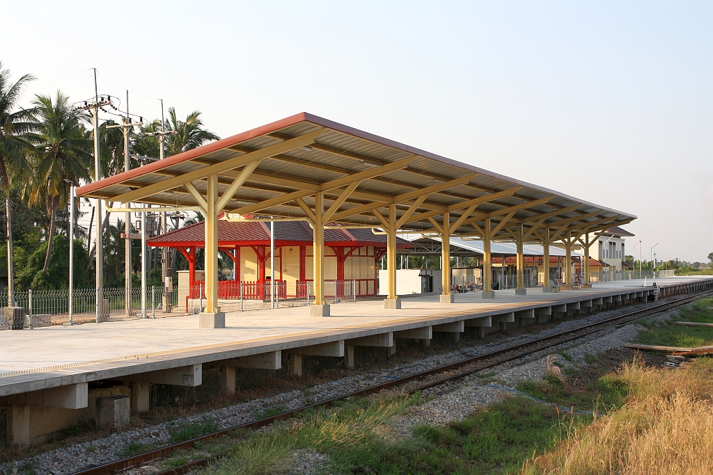 Die infolge des 2 gleisigen Ausbau der Southern Line neu errichtete Bang Khem Station am 09.Dezember 2023.