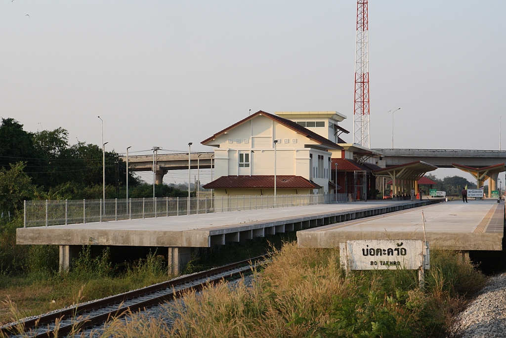 Die infolge des 2 gleisigen Ausbau der Southern Line neu errichtete Bo Takhro Station war am 09.Dezember 2023 schon in Betrieb.