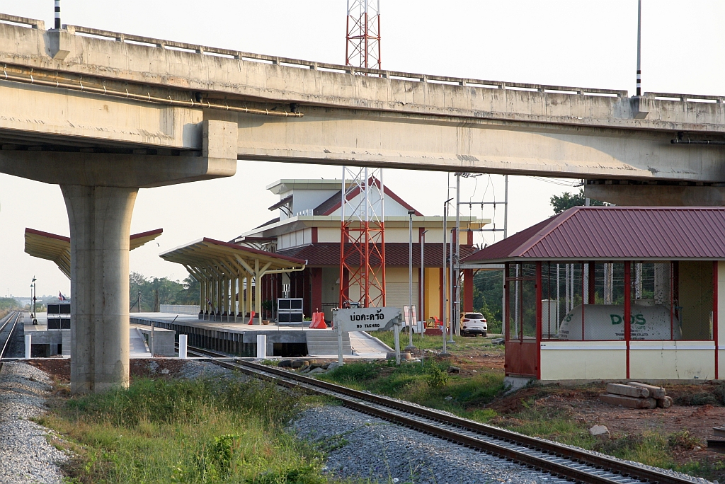 Die infolge des 2 gleisigen Ausbau der Southern Line neu errichtete Bo Takhro Station war am 09.Dezember 2023 schon in Betrieb. - Bei dem Ausbau werden auch die Eisenbahnkreuzungen durch Unterführungen oder Brücken ersetzt und die Bahntrasse eingezäunt. Teilweise im Bild ein der besagten Brücken.