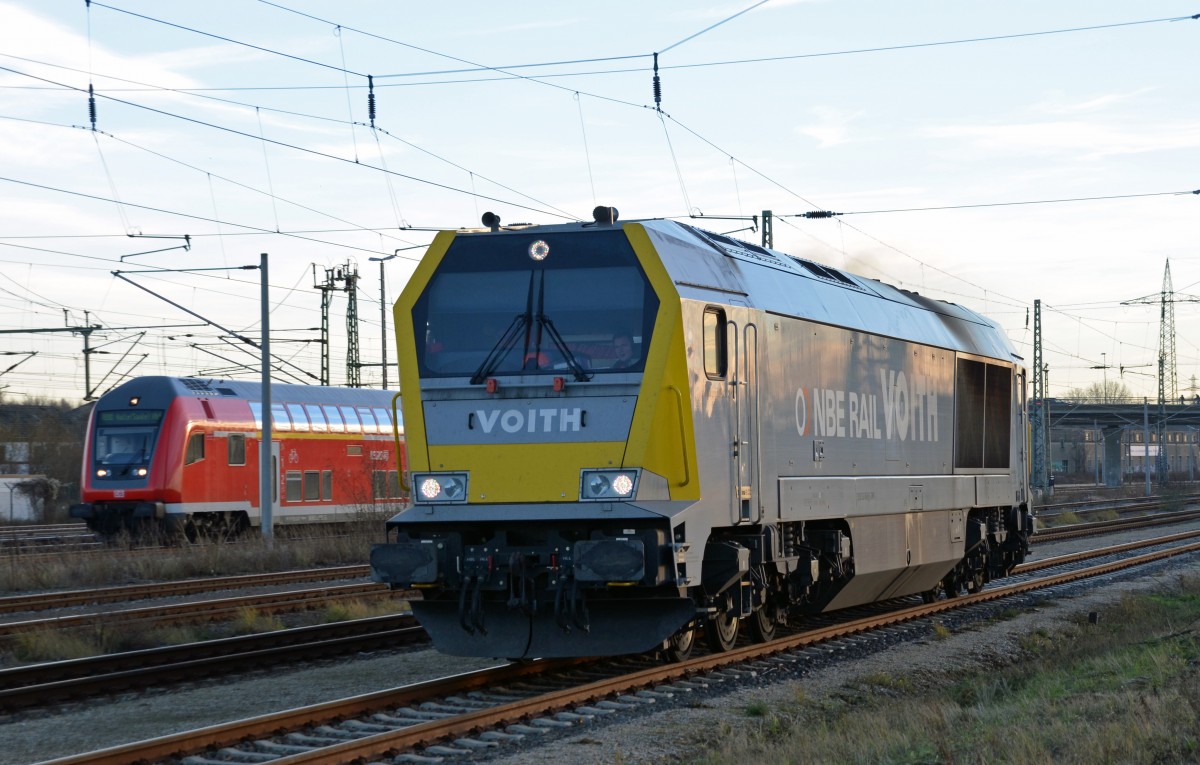 Die von Infra Leuna angemietete Maxima der NBE brachte am 16.12.13 einen kurzen Kesselwagenzug von Großkorbetha nach Bitterfeld. Hier rangiert die Maxima an ihre Rückleistung nach Großkorbetha heran.