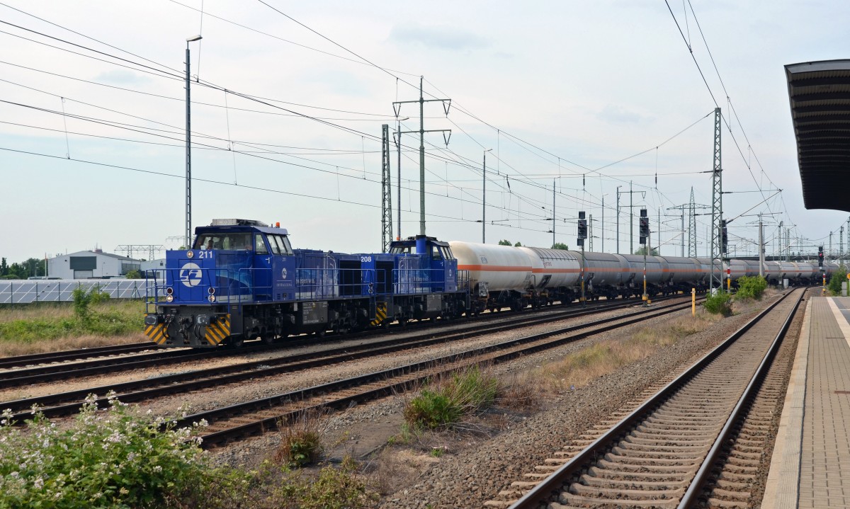 Die Infra Leuna-Loks 211 und 208 bespannten am 14.06.15 einen Kesselwagenzug von Piesteritz nach Großkorbetha. In Bitterfeld mussten sie einen Halt einlegen um einen nachfolgenden IC vorbei zulassen. 