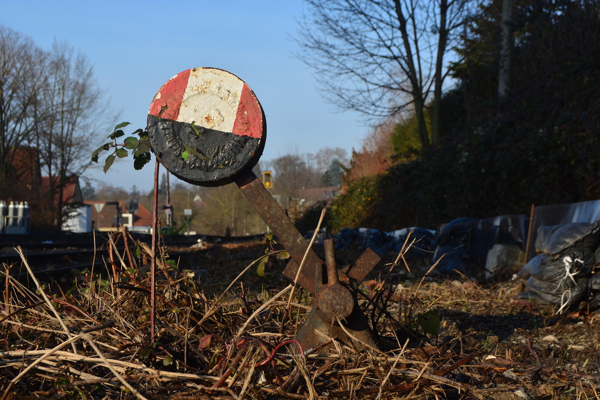 Die Infrastruktur war schon sehr alt und daher sehr interessant. So konnte ich unter anderem mehrere Weichen ohne Spitzenverschluss finden.

Vaihingen 28.12.2019