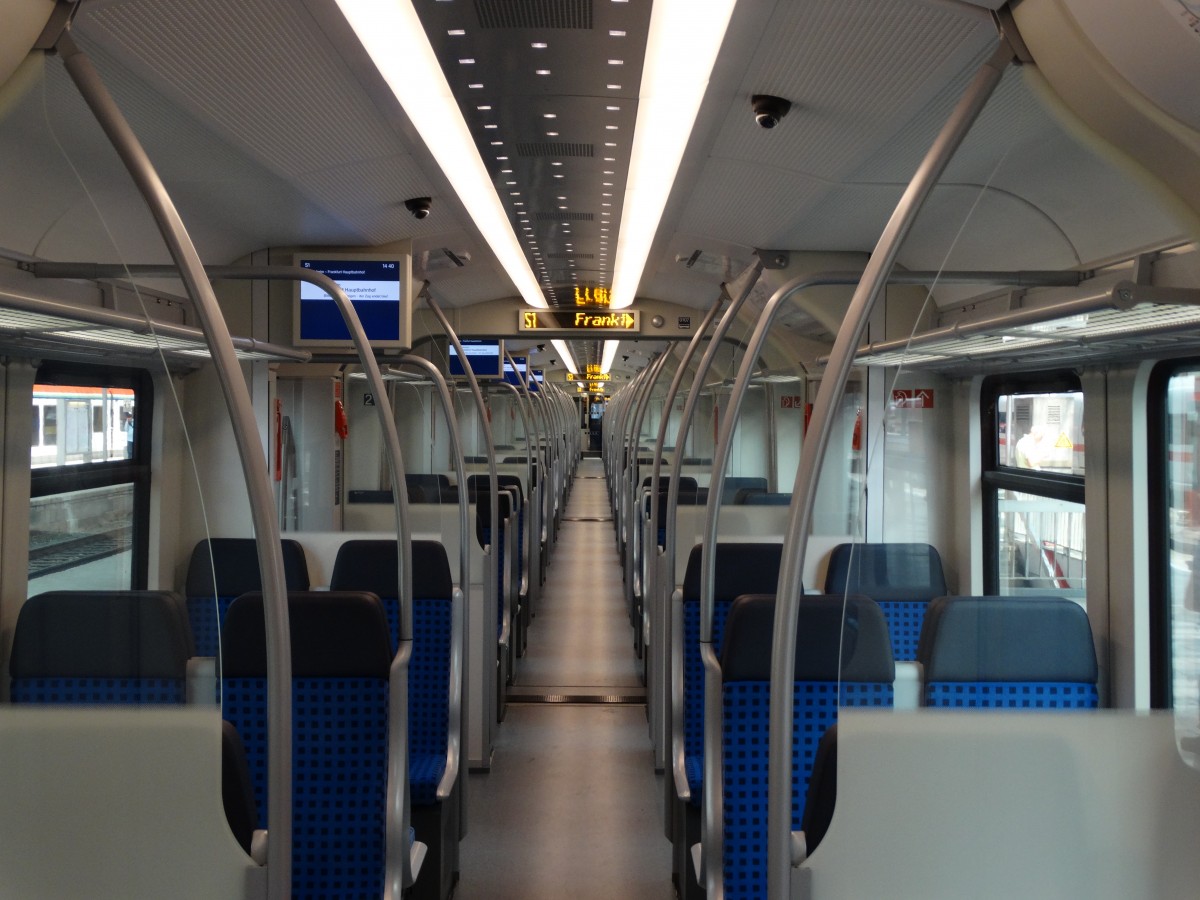 Die Inneneinrichrung eines ET 430 der S-Bahn Rhein Main am 12.07.14