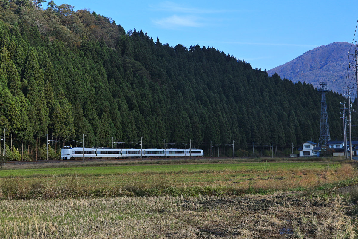 Die Intercity-Züge nach Kanazawa, dem Japanischen Meer entlang: Ein Zweistromzug Serie 681 in einem Dienst Kanazawa - Maibara (mit Anschluss nach Nagoya). Yuno-o, 5.November 2018  