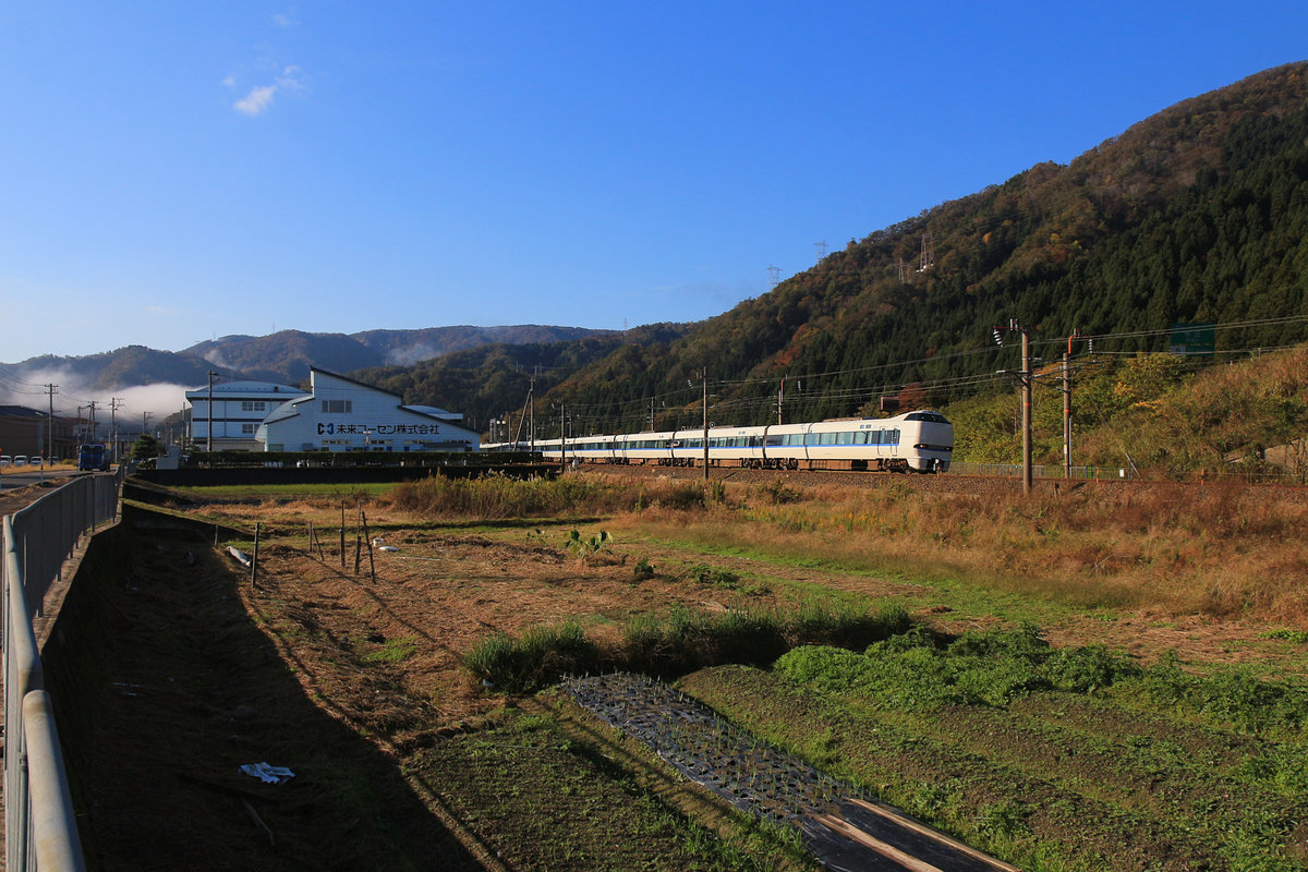 Die Intercity-Züge nach Kanazawa, dem Japanischen Meer entlang: Von Tokyo im Osten Japans aus ist die Verbindung zur wichtigen Stadt Kanazawa am Japanischen Meer bereits in der Hand des Hochgeschwindigkeitszuges Shinkansen. Von Osaka im Westen Japans aus wird noch an der Hochgeschwindigkeitsstrecke gebaut;noch kurze Zeit fahren in dieser Verbindung die 1067mm-Spur-Züge. Im Bild kommt ein 9-Wagenzug Serie 683 (Zweistrom) als Kurs Osaka-Kanazawa durch die Berge zum Japanischen Meer. Yuno-o, 5.November 2018    