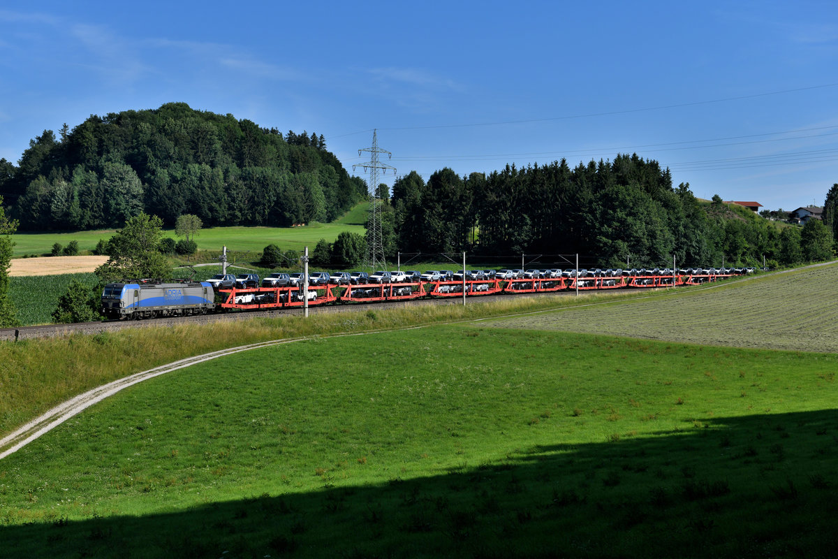 Die interessanteste von der gesperrten Passauerbahn umgleitete Leistung war am 20. Juli 2019 für mich der DGS 47168 von Luzianky in der Slowakei nach Gelsenkirchen-Bismarck. Der von der 193 822 von Adria Transport gezogene Neuwagentransport hatte Fahrzeuge der Marke Land Rover geladen, die im Werk Nitra produziert wurden. Leider verkehrte der Zug lichttechnisch ungünstig, so dass nur dieser Notbehelf bei Axdorf blieb. Im Nachhinein gefällt mir das Bild aber durchaus.