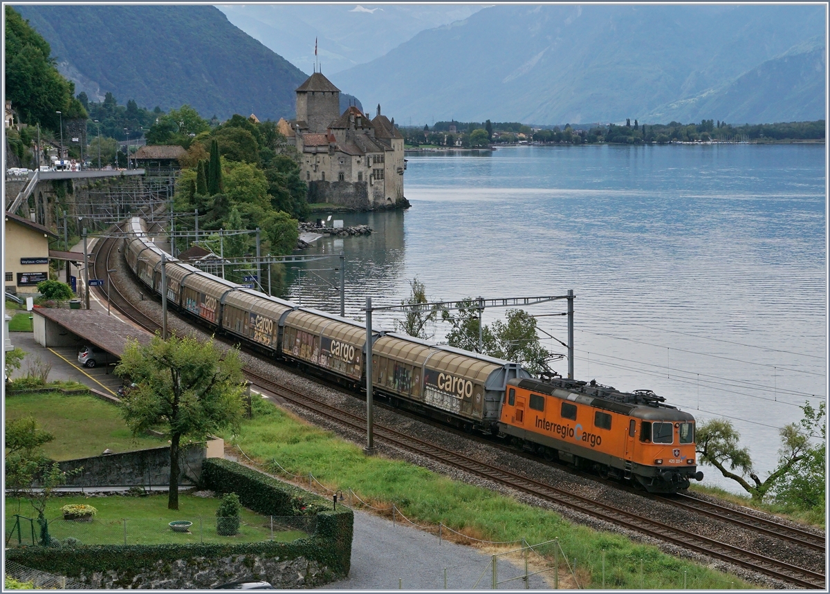 Die  InterregioCargo  Re 420 320-4 mit einem Güterzug Richtung Lausanne vor der Kulisse des Château de Chillon.
4. Sept. 2017 