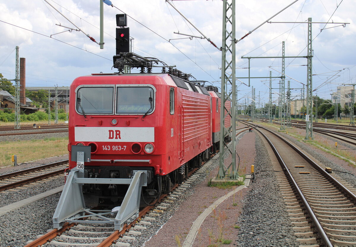 Die InterTourex 143 963-7 pausierte am 07.07.2025 in Halle (S) Hbf. Vom Bahnsteigende aus fotografiert.
