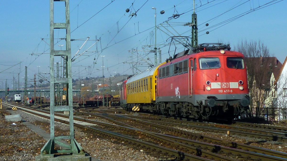 Die inzwischen verschrottete 110 457 war am 22.2.12 mit einem Messzug und 115 346 am Zugschluss unterwegs. 
Aufgenommen am Bahnsteigsende von Stuttgart Untertürkheim.