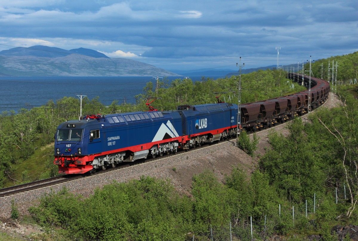 Die IORE 107 (Svappavaara) und die IORE 114 (RAUTAS) mit dem MGT 9916 mit einem Gewicht von 8160 Tonnen am 12.06.2014 zwischen Abisko und Bergfors.