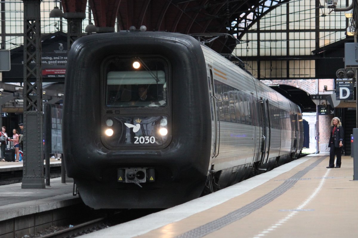 Die IR4-Garnitur Nr.2030 steht am 08.07.2017 als RB4149 nach Rringsted im Hauptbahnhof von Kopenhagen zur Abfahrt bereit.