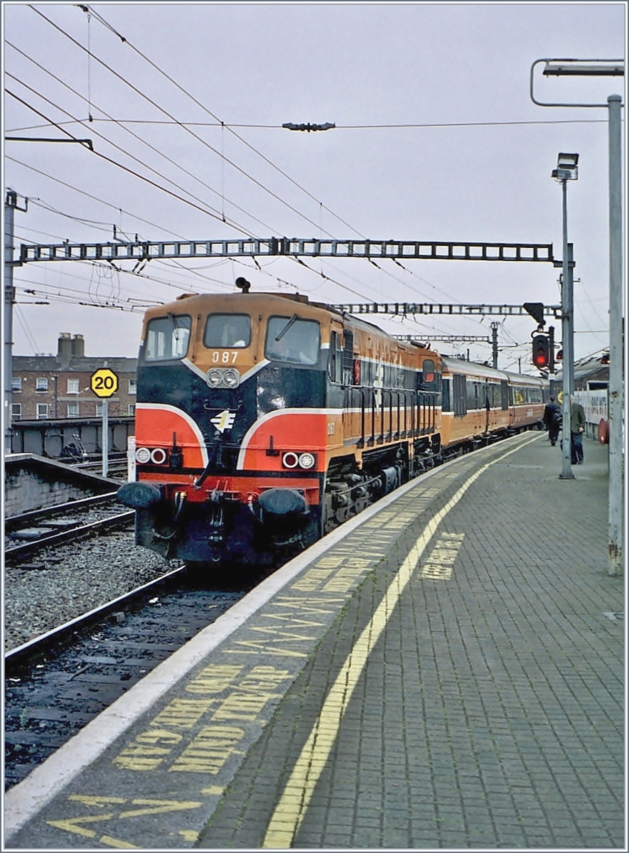 Die Irish Rail CIE Diesellok CC 087 erreicht im ihrem IC Dublin Connolly Station (Baile Átha Cliaht Stáisún Ui Chonghaile).
Analog Bild, Juni 2001