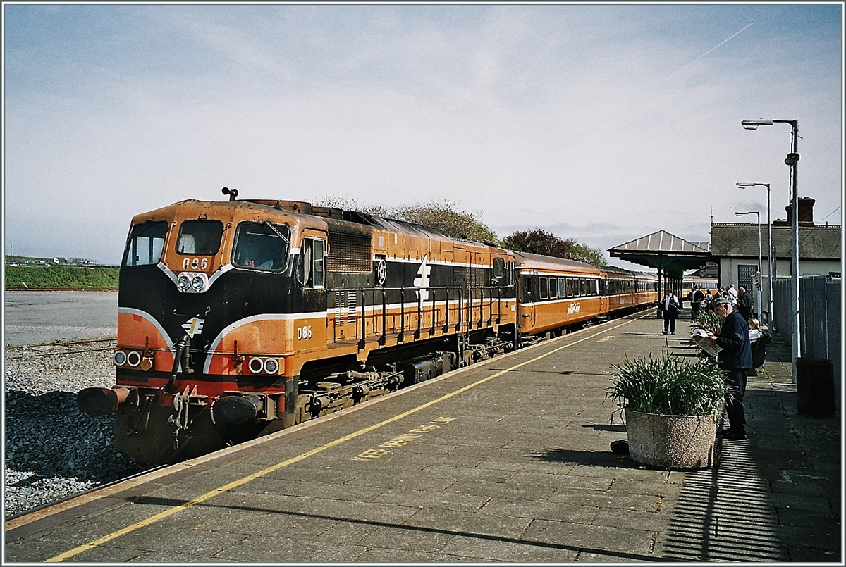 Die Irish Rail IR/CIE CC 086 erreicht mit ihrem Nachmittagsschnellzug von Rosslaire nach Dublin Wexfort Station/Stásiún Loch Gorman.
(Analoges Bild)
23. April 2002