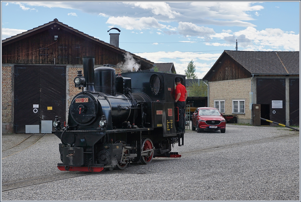 Die IRR 200-90  Lisel  im Betriebs- bzw. Museumsgelände  Rheinschauen  in Lustenau. Die kleine Lok kam mit dem Vormittagszug nach Lustenau zurück, wurde hier mit Wasser und Kohle versorgt und rangiert nun im Museumsgelände zum Nachmittagszug. Auch hier geht es nicht ohne Auto im Bild. 

23. September 2018