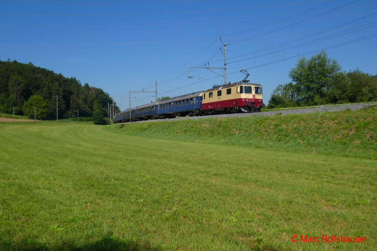 Die IRSI Re 421 393 hat mit ihrem Sonderzug das Abstellfeld passiert und fährt in den Bahnhof Etzwilen ein. Etzwilen, 16.08.2020