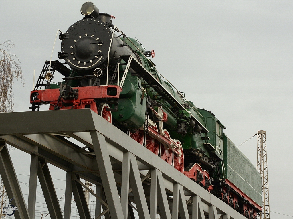 Die IS 20-578  Josef Stalin  steht in der Nähe des Bahnhofes Kiev-Passazhirsky. (09.04.2016)