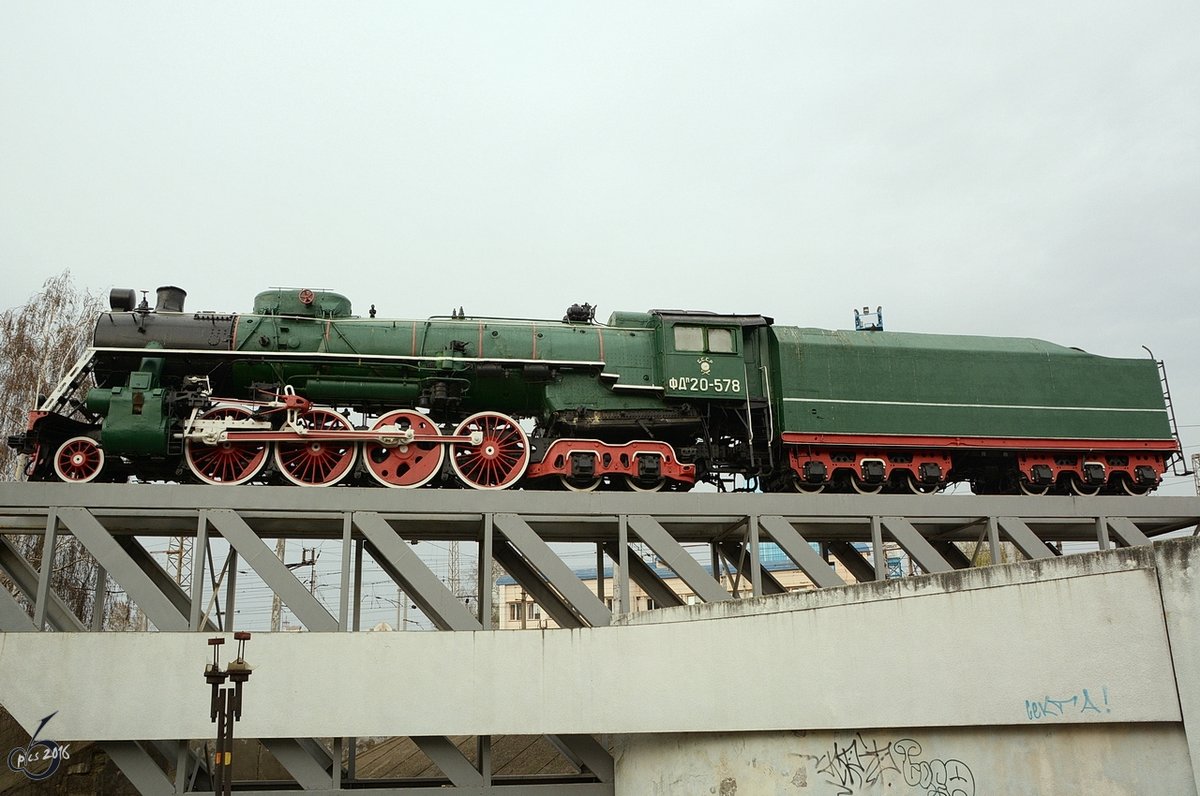 Die IS 20-578 steht in der Nähe des Bahnhofes Kiev-Passazhirsky. Sie gilt als einzige vollständig erhaltene Lokomotive der SŽD-Baureihe ИС (IS), welche ursprünglich den Namen Josef Stalin erhielt. (Aufnahme vom 09.04.2016)
