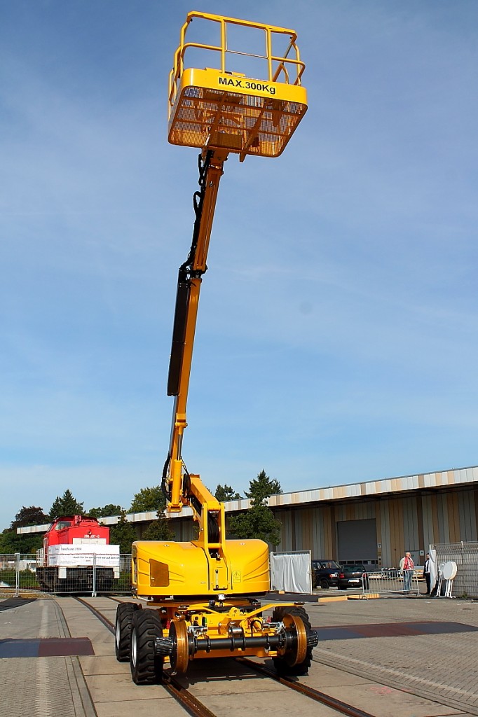 Die italienische Firma Platform Basket präsentiert sich auf der InnoTrans am 28.09.2014 in Berlin mit der Zweiwege-Arbeitsbühne RR14.
Gewicht: 12,8 t	
Nutzlast des Arbeitskorbes: 300 kg
