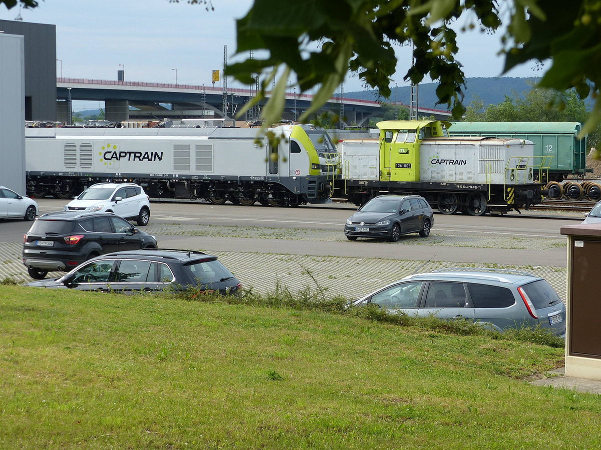 Die ITL 106 005 zusammen mit der neuen CAPTRAIN 159 103-1 (90 80 2159 103-1 D-ITL), am 09.06.2020 bei ITL in Pirna. Durch den Zaun fotografiert.