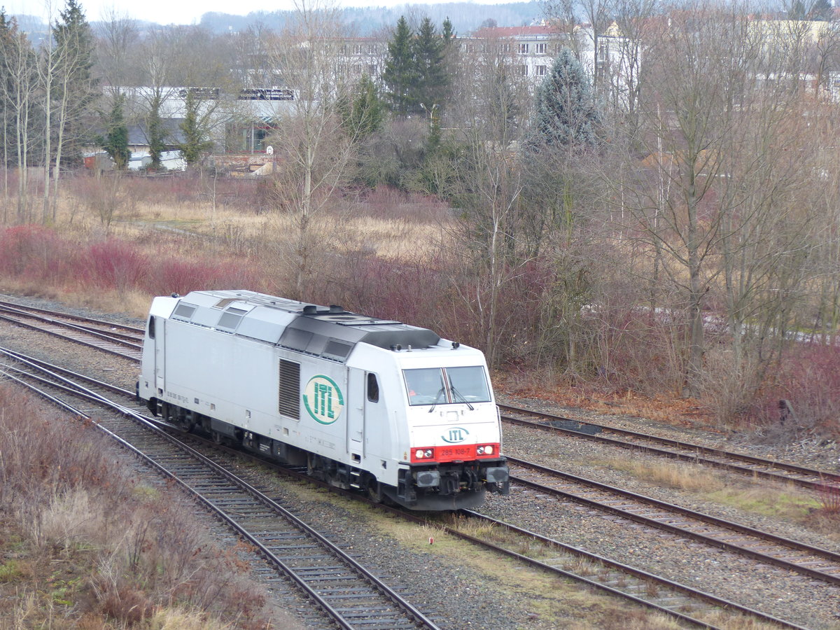 Die ITL 285 108-7 Traxx DE befährt am 22.12.2019 das Abstellgleis in Gera.