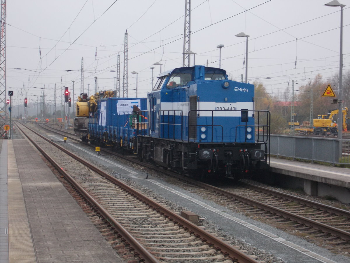 Die Jaeger 203 442,am 09.November 2017,auf dem Hauptgleis in Bergen/Rügen.Im Hintergrund sind die neuen Ausfahrsignale zuerkennen.