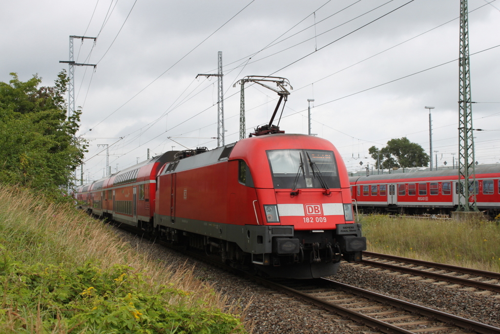 Die jagt nach dem neuen Rostocker Stier ist geglückt:182 009-1 mit RE 4309 von Hamburg Hbf nach Rostock Hbf bei der Einfahrt im Rostocker Hbf.12.08.2016