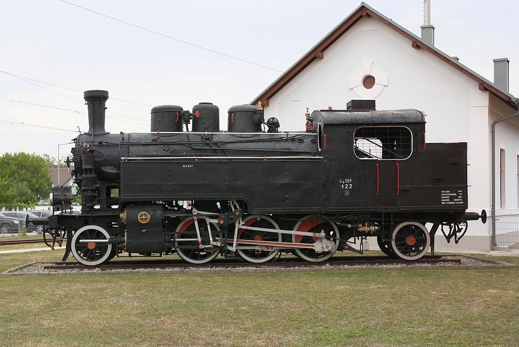 Die jahrelang auf der Neusiedlersee-Bahn eingestzte GySEV 122 ist nunmehr beim Bf. Bad Neusiedl am See als Denkmal aufgestellt. Bild vom 10.September 2017.