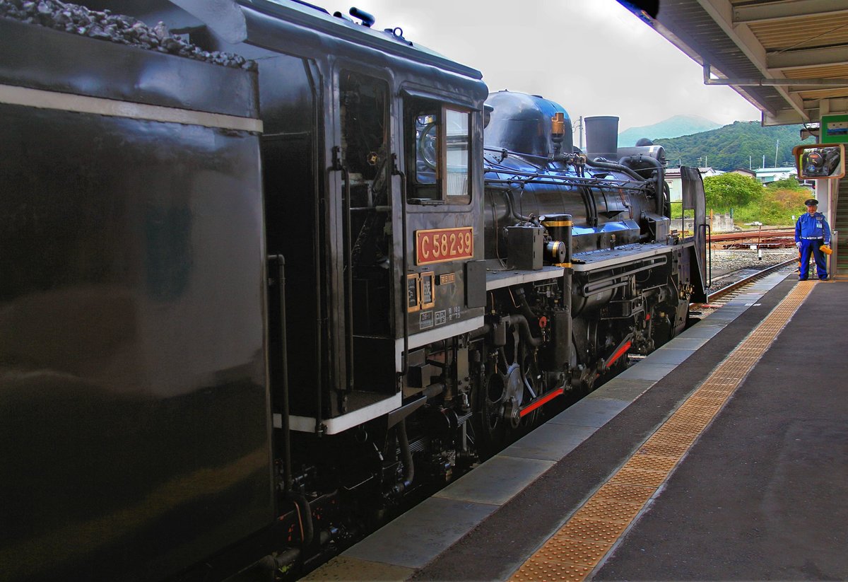 Die japanische C58 239 mit ihrem Sonderzug in Tôno, Nordost Japan. Typisch ist der strenge Wachmann, der - mit einem Megaphon bewaffnet - jeden andröhnt, der nur einen Millimeter über die gelbe Linie tritt. 14.September 2019 