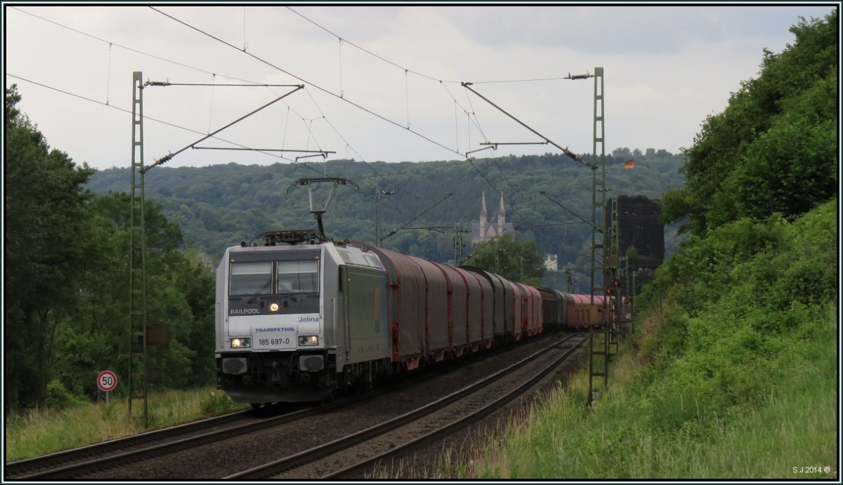 Die Jolina Lok (185 697-0) der Railpool ist mit einen Novelis Ganzzug (Aluteile & Walzen),auf der rechten Rheinstrecke bei Erpel unterwegs am 14.06.14.